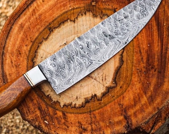 Gepersonaliseerde Damascus koksmes | Handgesmeed walnoothouten handvat
