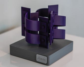 Modern 3D printed sculpture with base - Twisted Frame