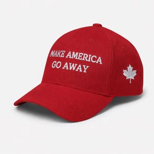 Könnte beinhalten: Rote Baseballkappe mit dem gestickten Text "MAKE AMERICA GO AWAY" in Weiß. Auf der Seite ist ein weißes Ahornblatt gestickt. Die Kappe hat einen gebogenen Schirm und einen Knopf oben.