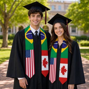 Può includere: Due laureati sorridenti indossano toga e tocco neri. Indossano stole con le bandiere di Brasile, Stati Uniti e Canada. Lo sfondo è una scena all'aperto sfocata con alberi ed un edificio.