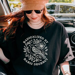 Comfort Colors®Radicalized By Basic Decencyシャツ、政治抗議Tシャツ、フェミニスト活動家へのギフト、リベラルシャツ、美的社会正義Tシャツ