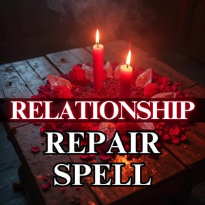 Op de afbeelding: Twee rode kaarsen met brandende vlammen op een houten oppervlak, omringd door rode rozenblaadjes en kristallen. De tekst "RELATIONSHIP REPAIR SPELL" staat op de afbeelding.