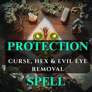 Könnte beinhalten: Ein Holztisch mit einer Sammlung von Gegenständen, die mit Zaubersprüchen in Verbindung stehen. Das Bild zeigt brennende grüne Kerzen, Kristalle, getrocknete Blumen und die Worte "PROTECTION", "CURSE, HEX & EVIL EYE REMOVAL" und "SPELL".