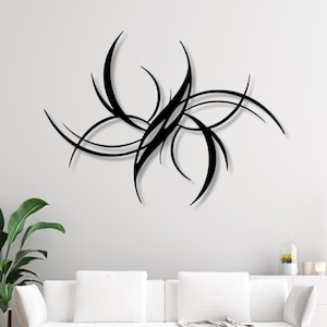 Peut inclure: Décoration murale en métal noir avec un motif abstrait de lignes courbes. L'œuvre d'art est fixée sur un mur blanc au-dessus d'un canapé blanc. La pièce a une esthétique moderne avec un tapis à motifs noir et blanc et des plantes en pot.
