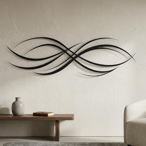 Könnte beinhalten: Eine Wandskulptur aus schwarzem Metall, die aus einer Reihe länglicher, sich überschneidender geschwungener Linien besteht und eine abstrakte, horizontale Form bildet, die an ein Unendlichkeitssymbol erinnert. Das Design besteht aus feinen Bögen.
