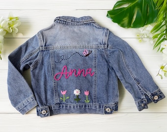 Kurtka jeansowa z imieniem dla dzieci – spersonalizowana kurtka z napisem dla dziewczynek, maluchów i chłopców. Dodaj imię dziecka – idealny prezent urodzinowy.