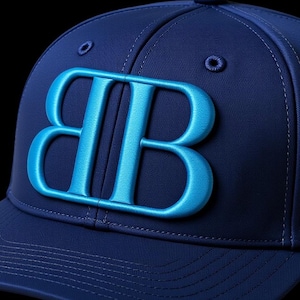 Może przedstawiać: Biały ceramiczny kubek z czarnym uchwytem i napisem "But First, Coffee" czarną, pogrubioną czcionką. Kubek stoi na drewnianej powierzchni. Kubek ma około 10 cm wysokości.