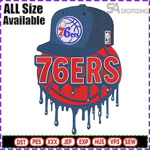 Puede incluir: Una gorra de béisbol azul con el logotipo de los 76ers de Filadelfia, colocada sobre una pelota de baloncesto roja con el nombre del equipo en letras grandes. El diseño incluye detalles azules goteando y el texto "ALL Size Available".
