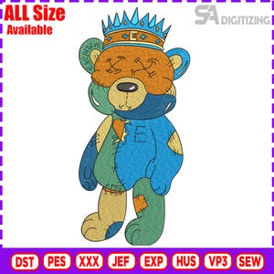 Pode incluir: Design bordado de um urso de pelúcia com coroa. O urso é um patchwork de azul, verde, bege e laranja. A palavra "EXCLUSIVE" está na orelha do urso. O texto "ALL Size Available" está no canto superior esquerdo.