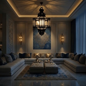 Pode incluir: Uma sala de estar luxuosa com um grande lustre preto ornamentado suspenso do teto. O quarto inclui um grande sofá seccional com almofadas decorativas, dois otomanos e um tapete azul e dourado. Arandelas de parede e uma grande pintura completam a decoração elegante.