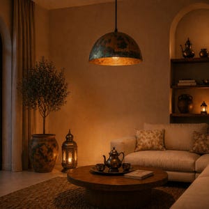 K&ouml;nnte beinhalten: Ein warmtoniges Wohnzimmer mit einer gro&szlig;en, gew&ouml;lbten Pendelleuchte mit einem Used-Look. Der Raum umfasst ein Sofa mit gemusterten Kissen, einen runden Couchtisch und eine dekorative Laterne. Ein Topfbaum und ein Regal mit Dekoration vervollst&auml;ndigen die Szene.
