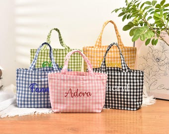 Bestickte Gingham-Einkaufstasche mit benutzerdefiniertem Namen, personalisierte Tasche für Mädchen, Brautjungfer Geschenk für sie, Kinderhandtasche, Hochzeit Mini-Tasche