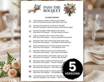 Pode incluir: Um cartão de jogo branco intitulado PASS THE BOUQUET CLASSIC EDITION com ilustrações florais e doze instruções numeradas para uma atividade de casamento. Um emblema circular preto no canto inferior direito exibe o texto branco 5 VERSIONS.
