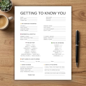 以下が含まれることがあります： 「Getting to Know You」というタイトルの印刷されたアンケート用紙。個人の詳細、お気に入り、興味、好みのセクションが含まれています。黒いペンが用紙の右側にあり、コーヒーカップが左側にあります。