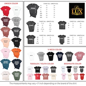 Pu&ograve; includere: Immagine di prodotto che mostra una variet&agrave; di t-shirt in diversi colori e taglie. L'immagine include una tabella delle taglie con misure di petto e lunghezza in pollici. Le opzioni di colore includono rosso, bianco, nero e tonalit&agrave; melange. Il testo "De LUX" &egrave; nell'angolo in alto a destra.