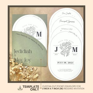 Peut inclure: Ensemble de faire-part de mariage avec un thème vert sauge et blanc. Le design comprend des illustrations florales, des détails en arc et les noms Jedidiah & May Joy. L'invitation mesure 12,7 cm x 17,8 cm.
