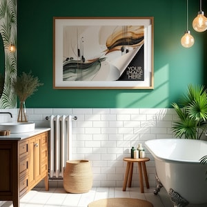 Puede incluir: Interior de baño con una impresión artística abstracta enmarcada. La obra presenta pinceladas beige, marrones y negras. El baño incluye una bañera blanca, un tocador de madera y una cesta de mimbre. La pared está pintada de color verde oscuro.