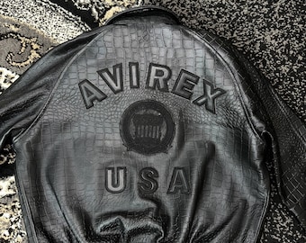 Chaqueta estilo Avirex de piel negra con estampado de cocodrilo (parte trasera con relieve de EE. UU.)