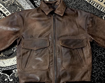 Herrjacka i vintage-modell med slitage, brunt läder, bomberjacka i pilotstil, äkta läder
