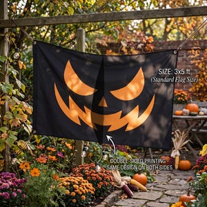 Può includere: Una bandiera rettangolare nera con un grande grafico arancione di una faccia di zucca. La bandiera include il testo "SIZE: 3x5 ft (Standard Flag Size)" e "DOUBLE-SIDED PRINTING SAME DESIGN ON BOTH SIDES" con una freccia verso il tessuto.