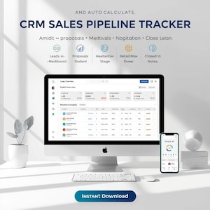 Può includere: Un computer desktop, una tastiera, un mouse e uno smartphone sono visualizzati su una superficie bianca. Lo schermo del computer mostra un CRM sales pipeline tracker con dati. Lo smartphone mostra un'app finanziaria. Il testo sullo schermo recita "CRM SALES PIPELINE TRACKER" e "INSTANT Download."