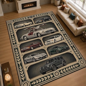 Peut inclure: Un tapis rectangulaire avec une bordure sombre ornée d'un motif de feuilles répétitif et d'emblèmes circulaires. Le centre présente une grille de huit véhicules Mercedes-Benz classiques et modernes, en argent, noir, blanc et rouge.