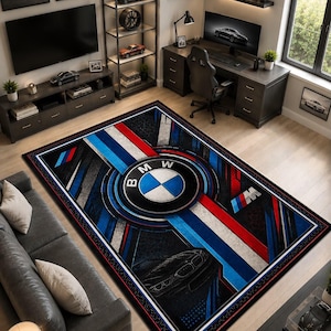 Könnte beinhalten: Ein rechteckiger Teppich mit einem großen BMW-Logo in der Mitte, umgeben von kräftigen roten, weißen und blauen Rennstreifen auf dunklem Hintergrund. Das Design enthält eine stilisierte Autosilhouette und das M-Logo mit schwarzem Rand.