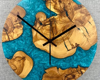 Wanduhr aus Olivenholz mit blauem Epoxidharz - Einzigartige rustikale, moderne Dekoration