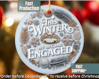 Könnte beinhalten: Hellblaue Keramik-Weihnachtsornament mit dem Text "This Winter We Became Engaged 2025". Das Ornament zeigt einen goldenen Ring mit Diamanten, Schneeflocken und den Namen Olivia & Liam. Enthält den Text "Fast Production".