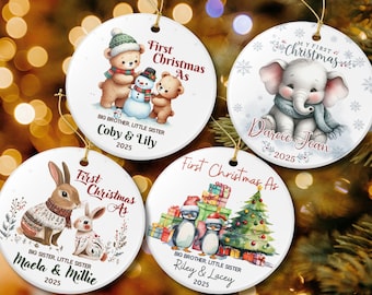 Peut inclure: Ensemble de quatre ornements de Noël ronds. Chaque ornement présente un design aquarelle unique avec le texte "First Christmas As". Les motifs incluent des ours, un éléphant, des lapins et des pingouins. Chaque ornement a une ficelle dorée.