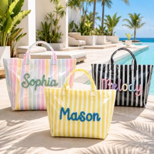Peut inclure: Trois sacs fourre-tout avec deux poignées supérieures chacun. Un sac présente des rayures verticales pastel avec le nom Sophia en vert. Un autre est rayé jaune et blanc avec le nom Mason en bleu. Le troisième a des rayures noires et blanches avec le nom Melody en rose.