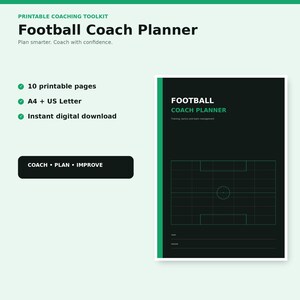 以下が含まれることがあります： 黒い表紙に緑の縦線とサッカーフィールドの白い線画が描かれたデジタルサッカーコーチプランナー。テキストには「FOOTBALL COACH PLANNER」および「Training, tactics and team management」と記されており、チーム名やシーズン詳細を記入する行があります。