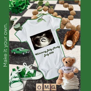 Puede incluir: Un body blanco para bebé con ribete verde y el texto "Welcoming Baby Mosley July 2026". La imagen incluye una pelota de béisbol, un osito de peluche y zapatillas verdes, lo que sugiere un tema de anuncio de bebé.