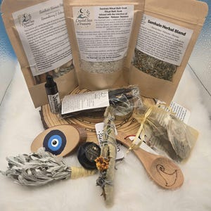 Peut inclure: Un kit rituel de Samhain comprenant trois sachets en papier kraft étiquetés Samhain Simmer Pot, Ritual Bath Soak et Samhain Herbal Blend. Il contient une petite bouteille d'huile, un bouquet de sauge, une cuillère en bois et des herbes.
