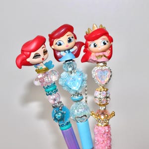 Długopis z koralikami Mała Syrenka | Długopisy z koralikami Disneya z księżniczką Ariel | Uroczy prezent na artykuły papiernicze Disney | Akcesoria dla fanów Disneya | Ręcznie robiony długopis Doorables