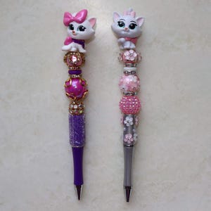 Caneta de miçangas Aristocats | Caneta de miçangas Marie Disney feita à mão | Presente fofo de papelaria Disney | Artigos para fãs da Disney | Canetas de miçangas Doorables feitas à mão