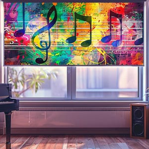 Op de afbeelding: Een kleurrijk rolgordijn met muzieknoten en een G-sleutel tegen een levendige achtergrond van verfspatten. De kamer bevat een zwarte piano, luidsprekers en een potplant, wat een muzikaal thema creëert.