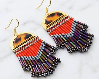 Brincos Boho com Franjas e Estampa de Tartaruga · Brincos de Lustre com Miçangas · Brincos Coloridos e Marcantes · Brincos com Borlas de Miçangas · Presente Boho