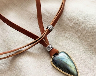 Labradoriet hartvormige hanger aan een veganistisch leren koord met goudkleurige zetting, een boho statement sieraad, een perfect cadeau voor haar.