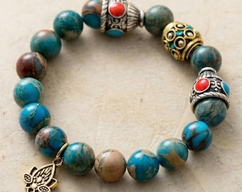 Armband van keizerlijke jaspis met lotusbedeltje, armband met edelstenen in blauwe aardetinten, rekbare sieraden in goud- en zilverkleur.