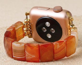 Pulseira de Apple Watch em cornalina laranja com elos listrados de pedras, pulseira elástica com pedras preciosas, pulseira dourada para smartwatch.
