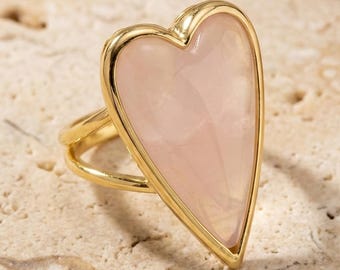 Hartvormige edelsteenring met goudkleurige zetting voor een stijlvolle look, perfect voor elke dag. Verstelbaar.