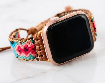 Boho-kleurige smartwatchband voor Apple Watch, geweven verstelbare horlogeband met gewaxt koord en goudkleurige details.