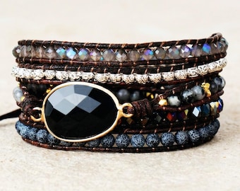 Een wikkelarmband van zwarte onyx, een gelaagde armband met kralen op bruin veganistisch leer, perfect als cadeau voor haar. Een betekenisvol sieraad voor elke dag.