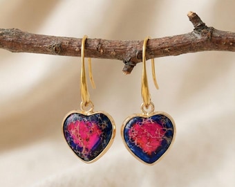 Oorbellen met hartvormige stenen in goudkleur met kleurrijke natuurstenen voor een alledaagse boho-stijl.