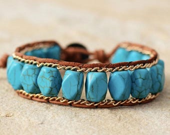 Pulseira boho turquesa com pingente dourado e detalhes em couro vegano, ajustável e com várias camadas de pedras, um presente perfeito para a praia.