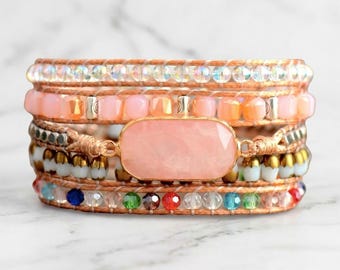 Pulseira de cristal de quartzo rosa com moldura dourada em cordão encerado, estilo boho, perfeita para complementar suas joias coloridas em camadas.