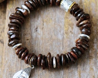 Bruine bronzen armband met elastisch frame en Boeddha-bedeltje, boho stretcharmband met kralen in zilver- en goudtinten, een aards cadeau