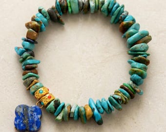 Armband met turkooizen steentjes en een klavertje van lapis lazuli, een elastische armband met blauwe steen in goudkleur, een boho-sieraad voor elke dag.