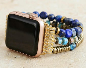 Blauwe lapis Apple Watch band met turkooizen steentjes in goudkleurige boho-stijl, elastische armband voor dames, ideaal als cadeau.